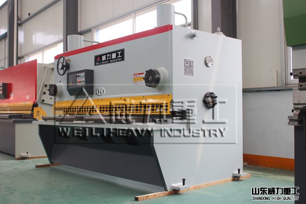 液压剪板机厂家山东威力重工生产的QC11Y-40×2500液压闸式剪板机实物