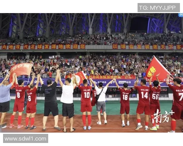 足球球星飞吻双手致敬球迷展现深情瞬间引爆赛场激情 足球球星飞吻双手致敬球迷展现深情瞬间引爆赛场激情