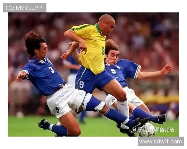 足球巨星历史地位排名探讨：谁是足坛永恒的王者与传奇