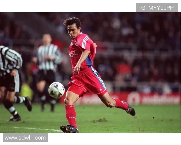 世界顶级球星在绿茵场上的精彩表现和突破性技艺揭秘 世界顶级球星在绿茵场上的精彩表现和突破性技艺揭秘