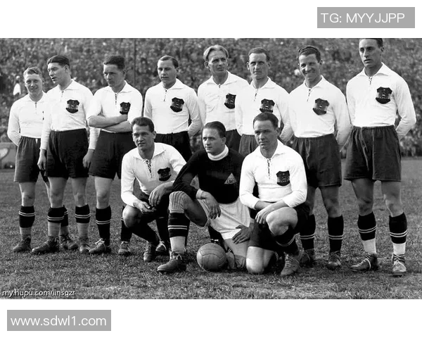 经典瞬间再现老一代足球巨星合影 见证辉煌岁月的传奇足迹 经典瞬间再现老一代足球巨星合影 见证辉煌岁月的传奇足迹